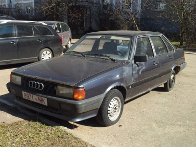 Audi-80 B2 на ул. Гинтовта.jpg