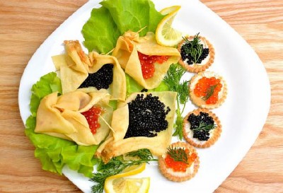 Бутерброды-с-черной-икрой-крекерами-и-карри.jpg